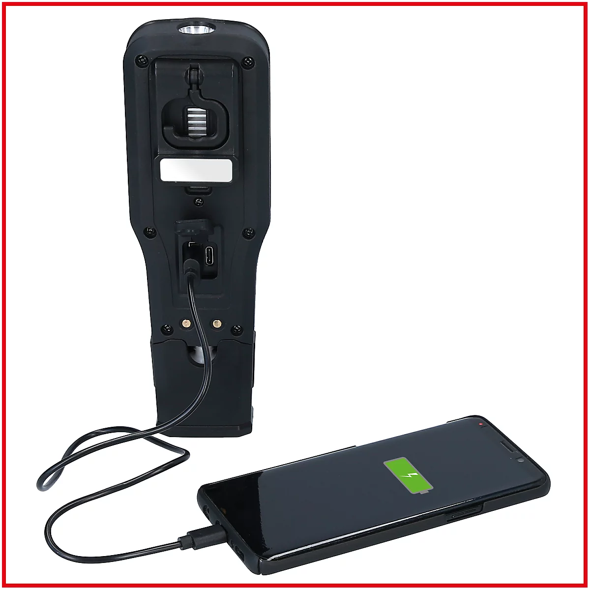 Zwarte zaklamp laadt smartphone op. Er is een oplaadsymbool zichtbaar op de smartphone.